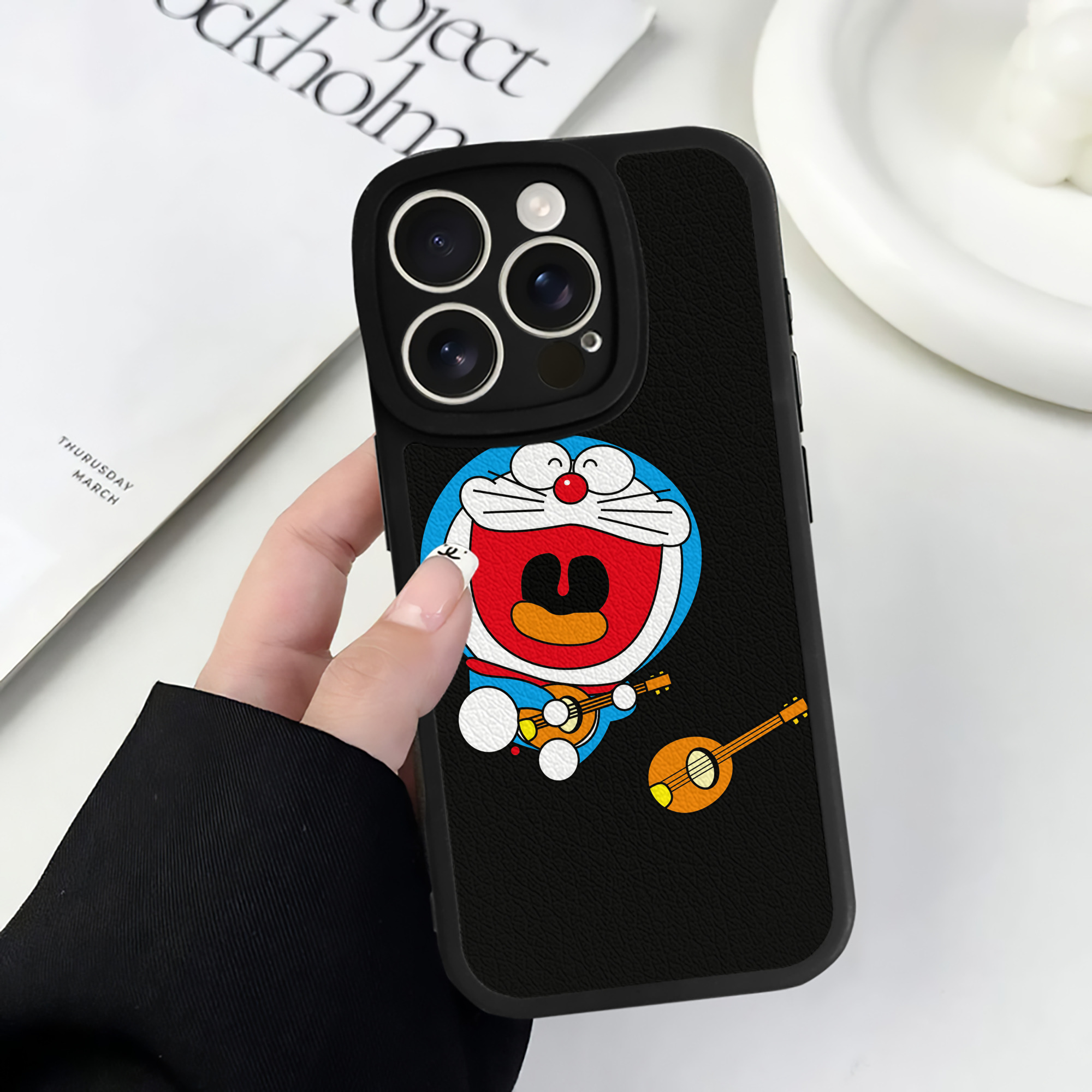 （画像用） ドラえもん Doraemon 【iPhone 16シリーズ対応】シリコンスマホケース（レザー調） 材質：シリコン